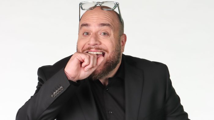 Ο Φάνης Λαμπρόπουλος κάνει πρεμιέρα στη late night ζώνη “στην αγκαλιά” γνώριμου ανταγωνισμού