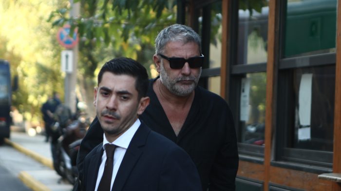 Βασίλης Μπισμπίκης: Διακόπηκε η δίκη του ηθοποιού – Ζητούν να καταθέσει ο αστυνομικός με τον οποίο είχε επικοινωνήσει η συνεργάτιδά του
