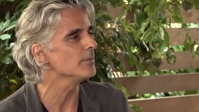 Αντώνης Μυριαγκός: «Όλη μας η οικογένεια έχει καλλιτεχνικό dna, με την αδερφή μου, Καλλιρόη, συζητάμε για τη δουλειά, ανταλλάσσουμε γνώμες»