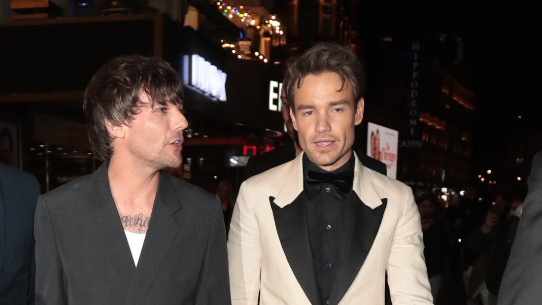Ο Louis Tomlinson έκανε μία σπάνια αναφορά στον θάνατο του Liam Payne – Η σύντροφός του αφιέρωσε τούρτα γενεθλίων στη μνήμη του