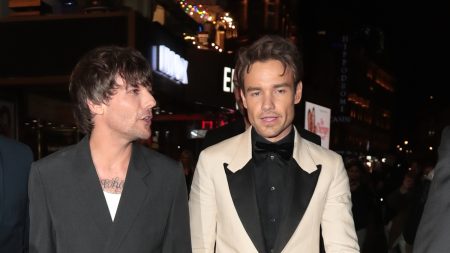 Ο Louis Tomlinson έκανε μία σπάνια αναφορά στον θάνατο του Liam Payne – Η σύντροφός του αφιέρωσε τούρτα γενεθλίων στη μνήμη του