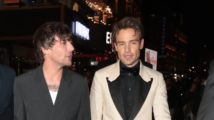 Ο Louis Tomlinson έκανε μία σπάνια αναφορά στον θάνατο του Liam Payne – Η σύντροφός του αφιέρωσε τούρτα γενεθλίων στη μνήμη του