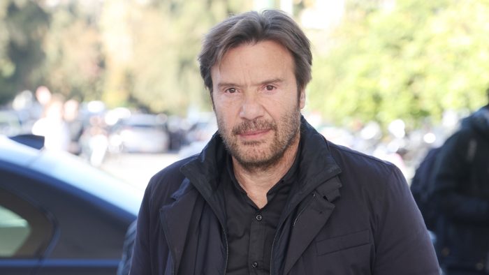 Συγκλονίζει ο Στράτος Τζώρτζογλου: «Η μητέρα μου όταν ήμουν 4 χρονών ήπιε ένα ποτήρι χλωρίνη»