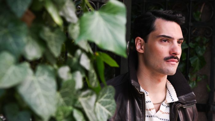 Δημήτρης Τσίκλης για το «Σπίτι δίπλα στο ποτάμι»: «Ο ρόλος του Οδυσσέα έχει όλα τα στερεότυπα της πατριαρχίας»