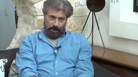 Νίκος Βερλέκης: «Υπήρχαν σκηνοθέτες που μύριζαν τους ηθοποιούς στη μασχάλη και στα πόδια»