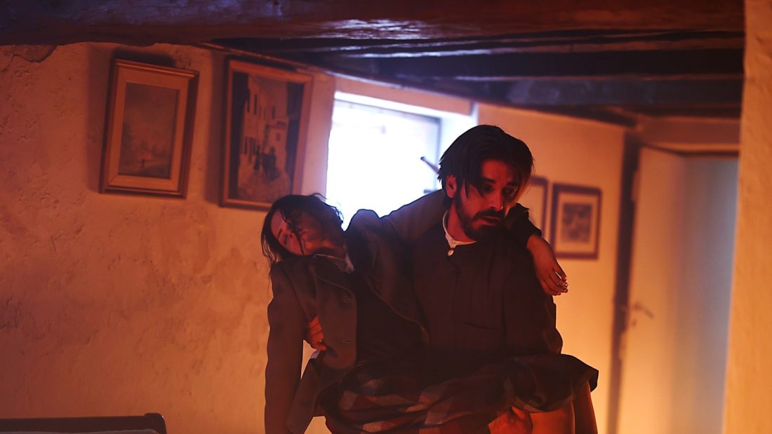 Άγιος Έρωτας: Ο πατήρ Νικόλαος σώζει τη Δώρα από τις φλόγες