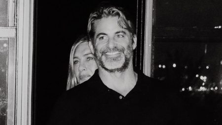 Τζένιφερ Άνιστον: Επισημοποίησε με μία φωτογραφία τη σχέση με τον νέο της σύντροφο