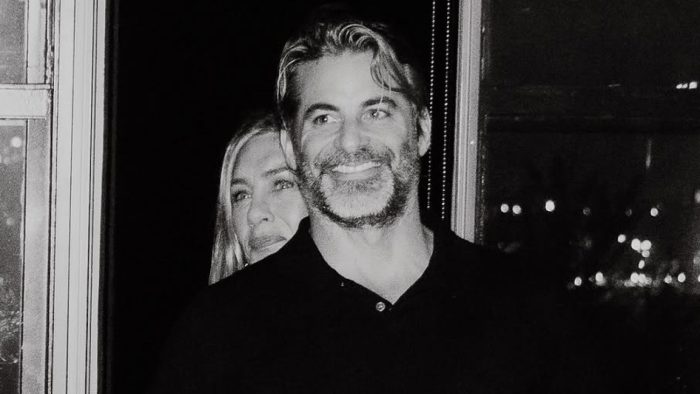 Τζένιφερ Άνιστον: Επισημοποίησε με μία φωτογραφία τη σχέση με τον νέο της σύντροφο