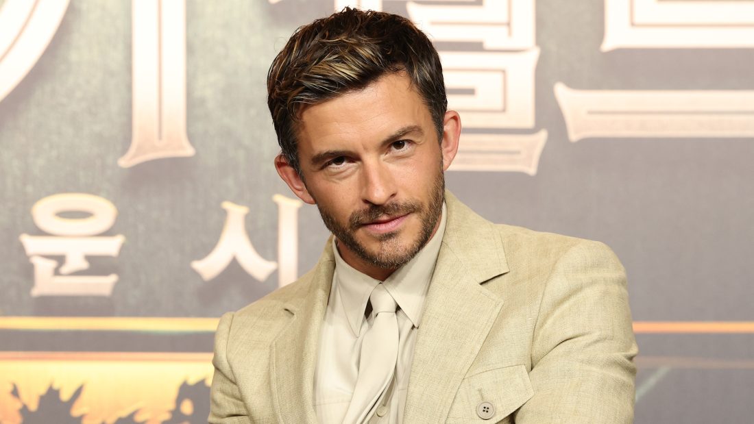 O Τζόναθαν Μπέιλι ανακηρύχθηκε ως ο πιο σέξι άνδρας για το 2025 – Ο πρώτος ανοιχτά γκέι που κατακτά τον τίτλο