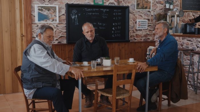 Γη της Ελιάς: Ο Μανώλης ακούει στην τηλεόραση για έναν κακοποιητή παιδιού και αποφασίζει να δράσει