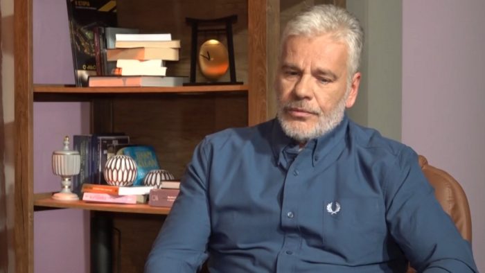 Νίκος Γρίτσης: «Έλεγαν τη μητέρα μου “μάνα του τρομοκράτη” – Έφυγε από καρκίνο στα 45 της»