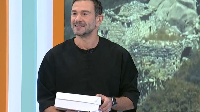 Ο Τάσος Ιορδανίδης μπήκε στο πλατό κερνώντας γλυκά: «Εμένα αυτή η γυναίκα θα με καθορίζει για όλη μου τη ζωή»