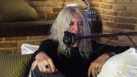 Νίκος Καρβέλας για πασίγνωστο Έλληνα τραγουδιστή-συνθέτη: «Κάθε φορά που τον ακούω να τραγουδάει με πιάνουν τα γέλια, πιο χάλια φωνή δεν υπάρχει»