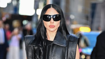 Lady Gaga: Ανανεωμένη με μαύρο μαλλί στους δρόμους του Παρισιού – Φωτογραφίες