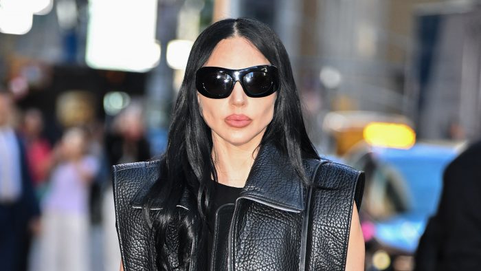 Lady Gaga: Ανανεωμένη με μαύρο μαλλί στους δρόμους του Παρισιού – Φωτογραφίες