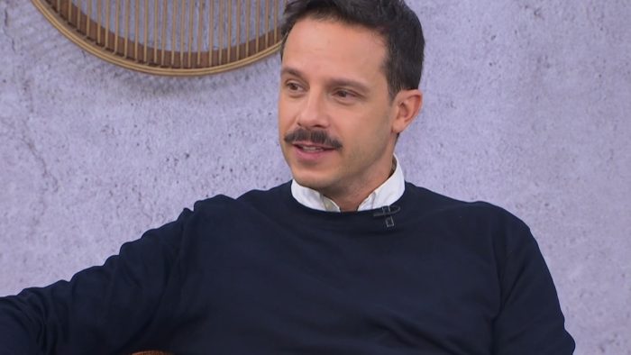 Δημήτρης Μακαλιάς: «Δεν ξέρω, είμαι κουλ μπαμπάς; Δίνω μάχη για να πάμε σε μια έκθεση για τον Βαν Γκογκ»