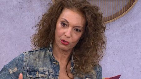 Δήμητρα Παπαδήμα: «Είναι πάρα πολύ ωραίο να κοιμάσαι μόνη σου, γράφω ποιήματα στον ύπνο μου»