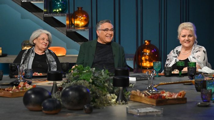 Παρέα: Η Μαριώ και οι σύγχρονες ρεμπέτισσες τραγουδούν για τις φωνές που έγραψαν ιστορία στο λαϊκό τραγούδι