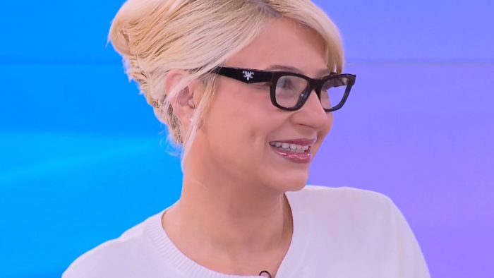 Η Φαίη Σκορδά επέστρεψε «ανανεωμένη» στο Buongiorno – «Τιμώρησέ μας, δασκάλα» – Όσα είπε για την επέμβαση στο μάτι της