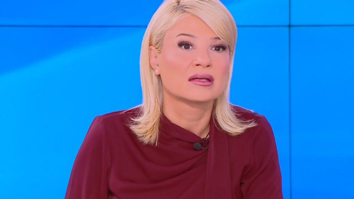 Εξοργισμένη η Φαίη Σκορδά στον αέρα: «Ντροπή τους! Ντροπή σας»