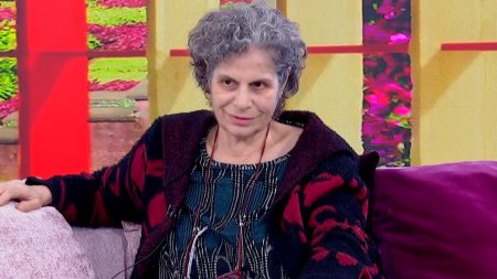 Μαργαρίτα Θεοδωράκη: «Ξυπνάω στις 4 το πρωί, έχω 45 γάτες και 22 σκυλιά, είναι τα παιδιά μου»