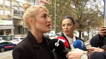 «Λύγισε» η Ιωάννα Τούνη έξω από τα δικαστήρια: «Όποιος διεστραμμένος, ανώμαλος άντρας βλέπει αυτή την υπόθεση να παραδειγματιστεί»