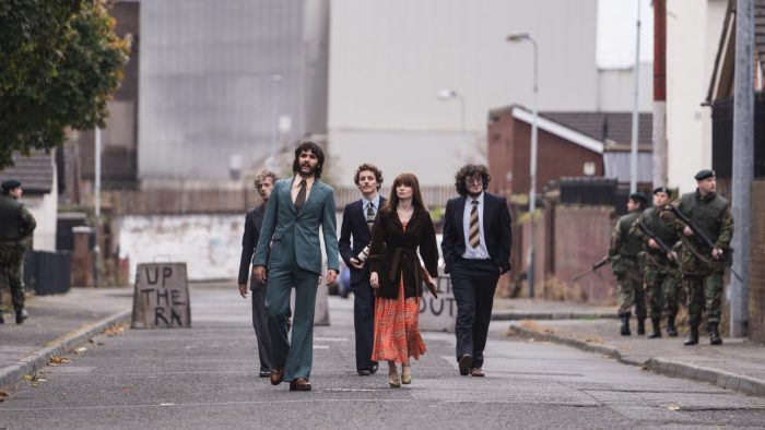 Το Trespasses της COSMOTE TV φωτίζει μια ταραγμένη εποχή – και η Gillian Anderson δίνει την πιο επιβλητική της ερμηνεία