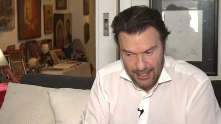 Στράτος Τζώρτζογλου: «Μεγάλωσα με τη φράση “το θέατρο είναι ένα μεγάλο κρεβάτι”, την έλεγε η μάνα μου»