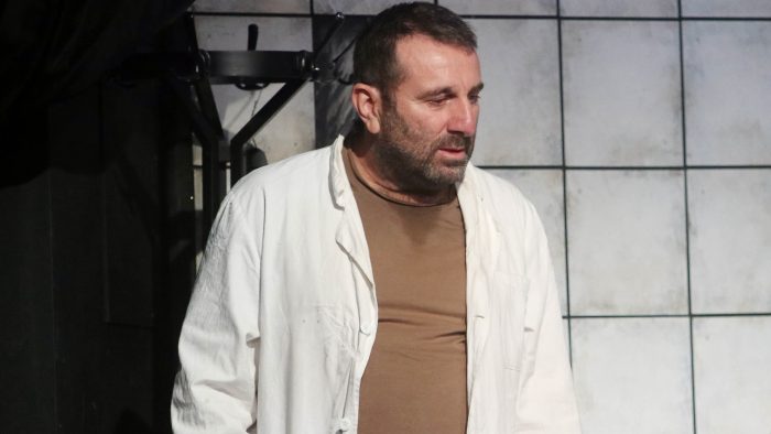 Ηλίας Βαλάσης: «Είναι φοβερά καλή επιλογή να βάλεις έναν ηθοποιό να παίξει τον ρόλο του παρουσιαστή»