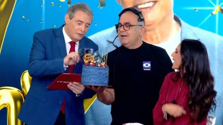 Ιορδάνης Χασαπόπουλος – Γενέθλια στο πλατό για τον δημοσιογράφο: «Πόσο γίνεσαι, καλέ;»