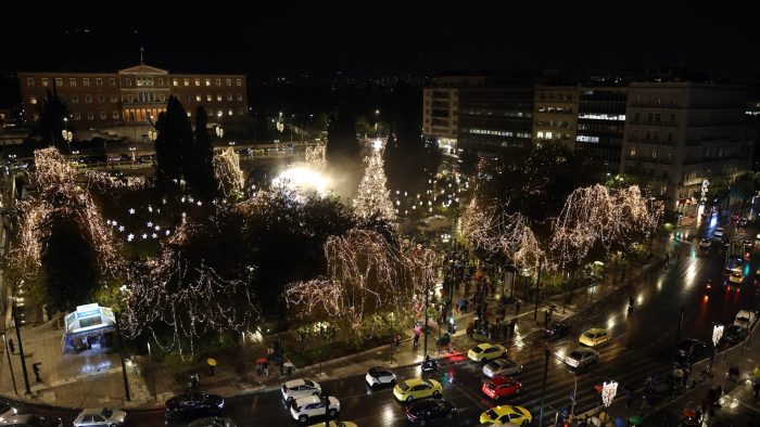 Φωταγωγήθηκε το χριστουγεννιάτικο δέντρο στο Σύνταγμα