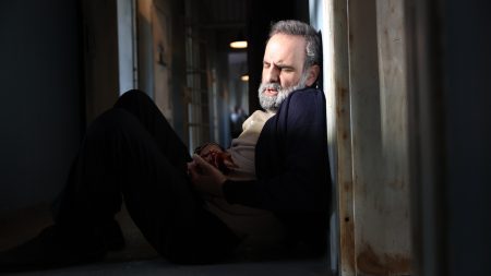 Άγιος έρωτας: Μαχαιρώνουν τον Μαρκόπουλο στη φυλακή