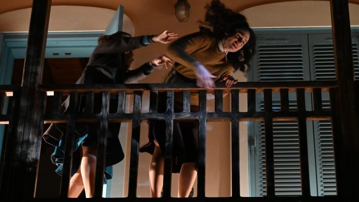 Άγιος έρωτας: Σπρώχνει την Αναστασία στο κενό