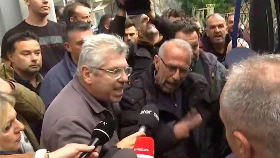 Μπλόκα αγροτών – Εκρηκτικό το κλίμα έξω από το γραφείο του Κώστα Τσιάρα: «Να φύγει η κλούβα, αναλαμβάνετε την ευθύνη για ό,τι συμβεί;»