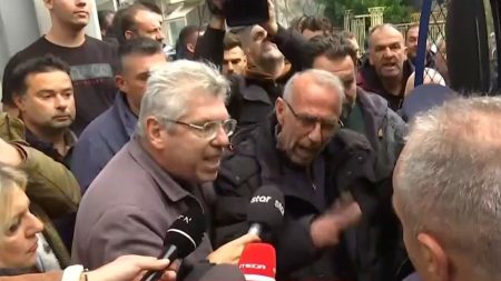 Μπλόκα αγροτών – Εκρηκτικό το κλίμα έξω από το γραφείο του Κώστα Τσιάρα: «Να φύγει η κλούβα, αναλαμβάνετε την ευθύνη για ό,τι συμβεί;»