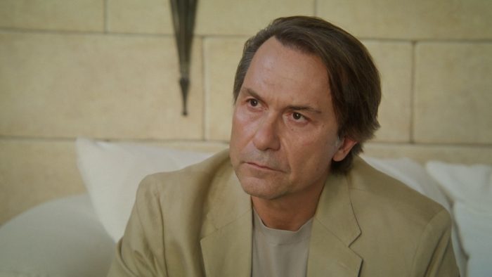 Να μ’ αγαπάς: Τον βρίσκει με ένα πιστόλι και προσπαθεί να σβήσει το θυμό του