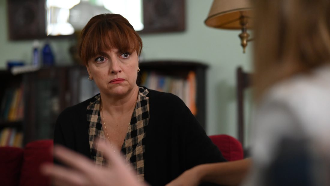 Να Μ’ Αγαπάς: Η Χαρούλα αποφασίζει να φύγει απ’ το σπίτι των Καλλιγά