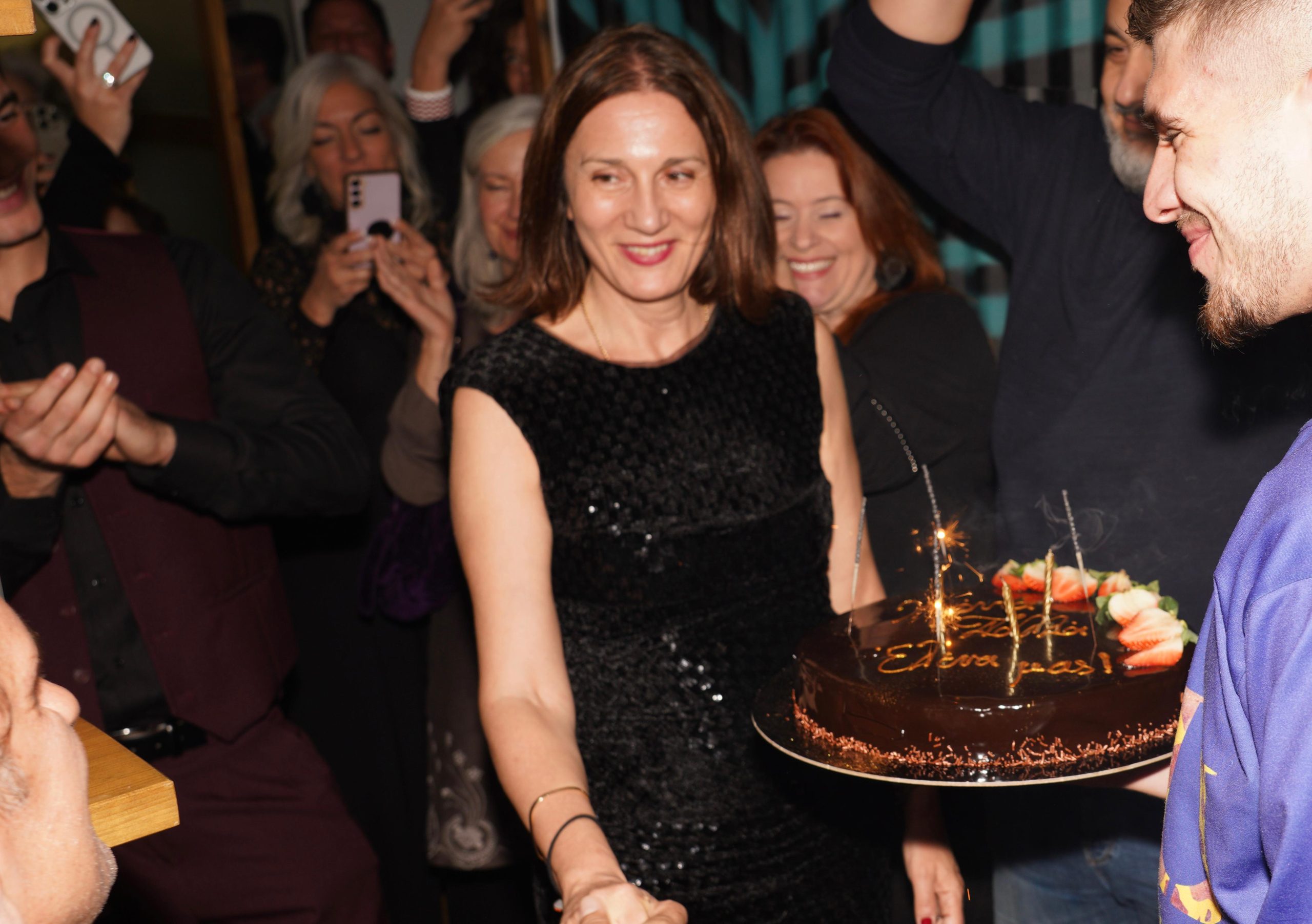 exontas dipla tis tous agapimenous tis anthropous i elena karakouli svinei ta keria tis tourtas tis