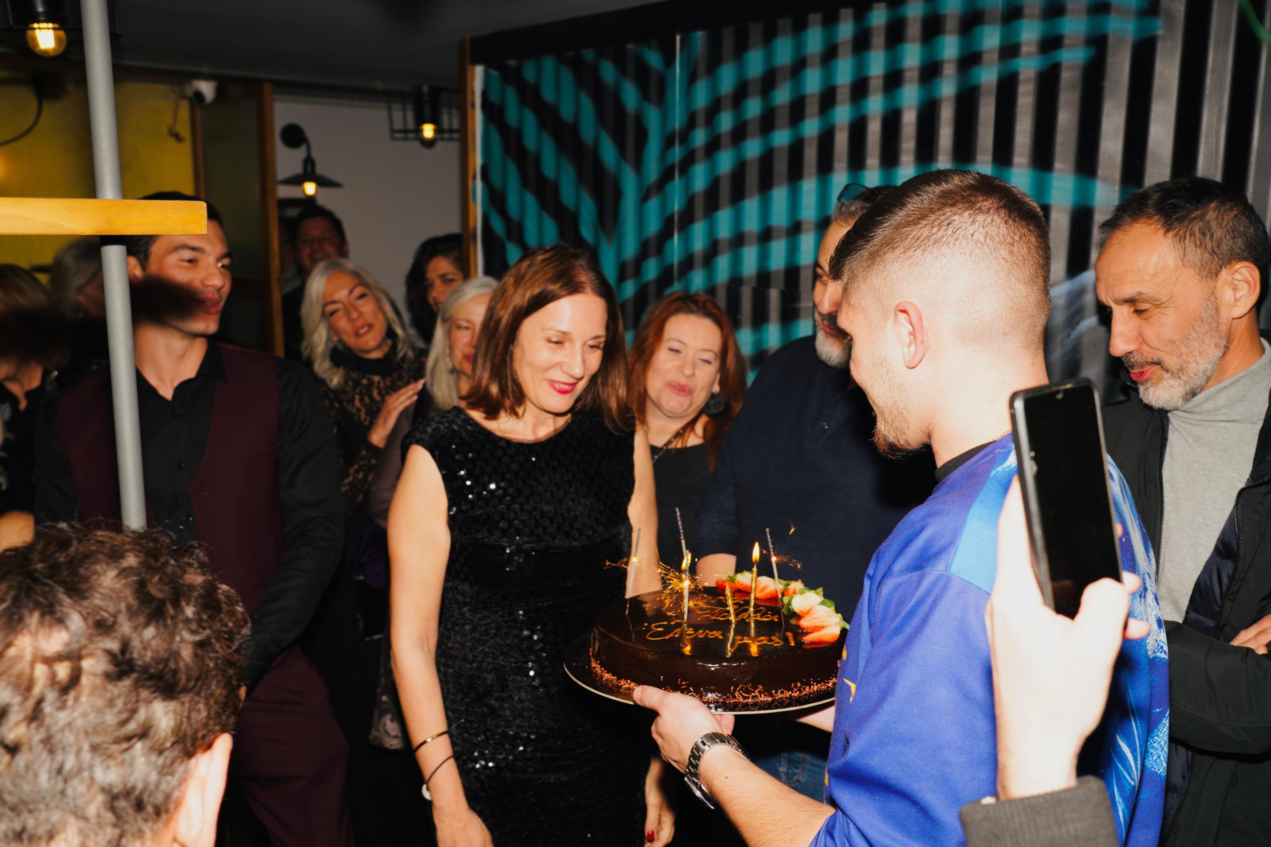 h elena karakouli svinei ta kerakia tis tourtas tis