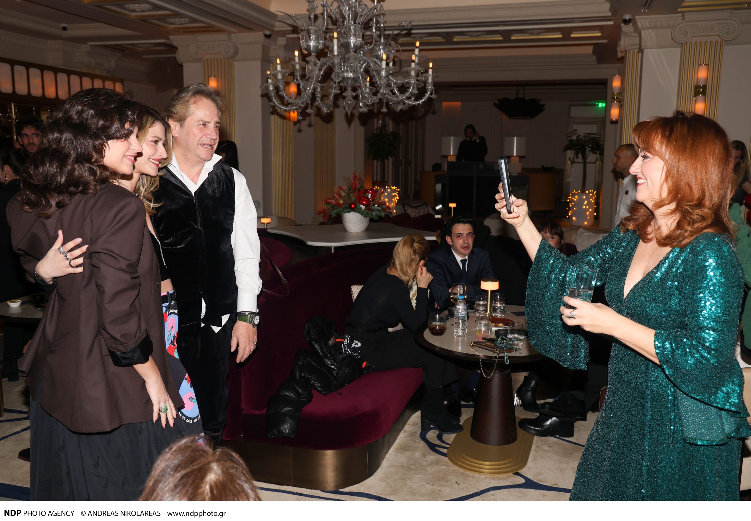 i alina kotsovoulou fotografizei tous ithopoious