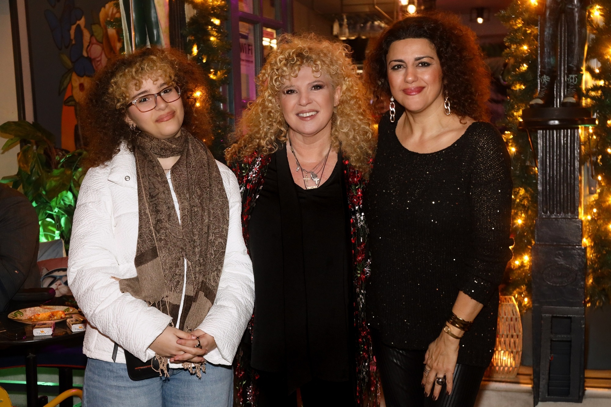 i athina kampakoglou me ti sofia papazoglou kai tin kori tis despoina