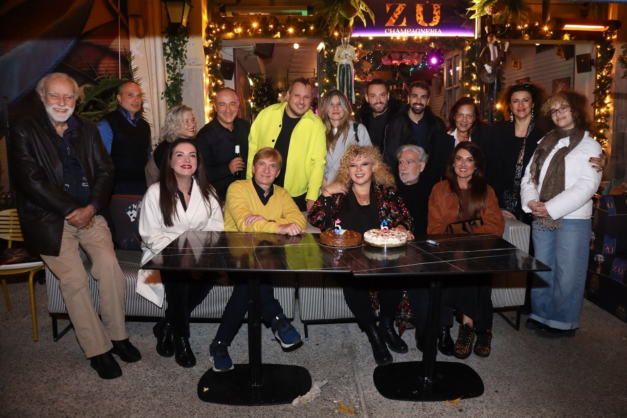 i athina kampakoglou me tous agapimenous tis filous ligo prin svisei ta keria tis tourtas tis