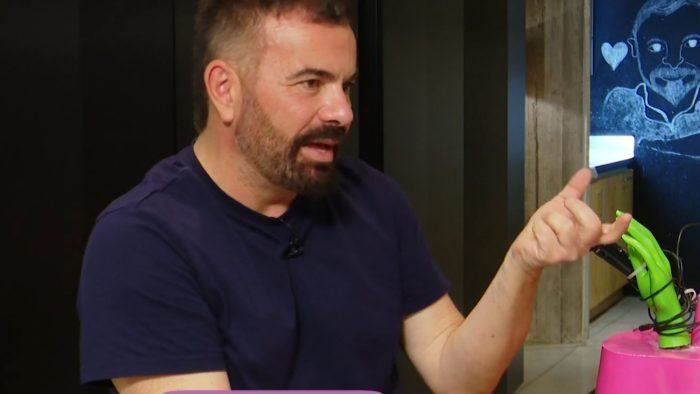 Βασίλης Καλλίδης: «Αν με ήθελαν και η Φαίη Σκορδά και η Ελένη Μενεγάκη την ίδια ώρα και με τα ίδια λεφτά, θα πήγαινα με όποια έχει τα καλύτερα εμπορικά»