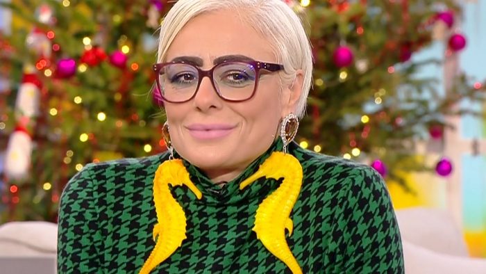 Η Άρια Καλύβα με νέα «ανατρεπτικά» σκουλαρίκια – «Ερωτοτροπούν στα αυτιά της»