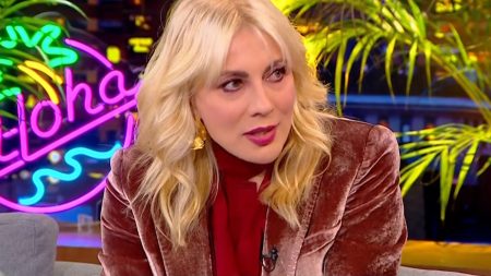 Σμαράγδα Καρύδη για «Παρά Πέντε»: «Ξαναφόρεσα την περούκα της Ντάλιας και μόλις σμίξαμε οι πέντε, ξεκινήσαμε κατευθείαν τις σκηνές»