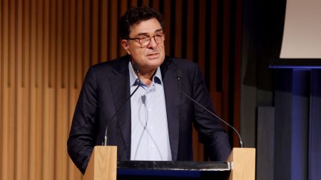 Ο Αλέξης Παπαχελάς αποκάλυψε ότι πάσχει από καρκίνο: «Όσες δουλειές κι αν έχετε, όσο ανίκητοι κι αν νιώθετε, μην ξεχνάτε να κάνετε το τεστ»