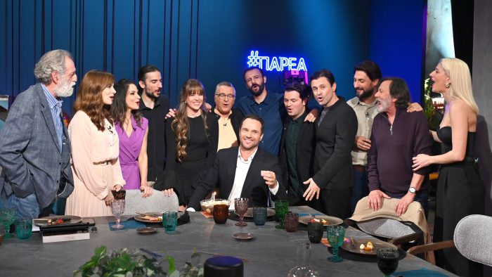 Παρέα: O Γιώργος Κουβαράς υποδέχεται μια αγαπημένη θεατρική παρέα με άρωμα Κρήτης