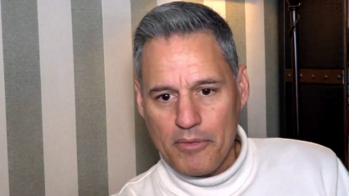 Γρηγόρης Πετράκος: «Τα τραγούδια που γράφουν οι άνθρωποι, δεν διαφέρουν και πολύ από αυτά που γράφονται με ΑΙ»