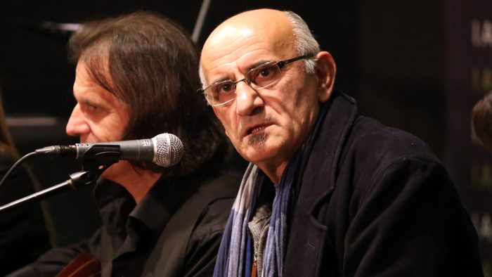 Τάκης Βαμβακίδης: «Ο Βασίλης Καρράς βρήκε τη δύναμη να μπει στο στούντιο ενώ ήταν άρρωστος, του έδινε ζωή»