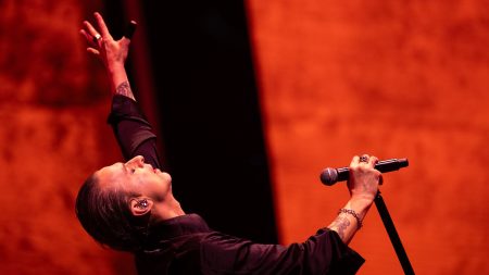 Depeche Mode: M – Το εσωτερικό πορτρέτο μιας μπάντας που έμαθε να μετατρέπει την απώλεια σε ήχο